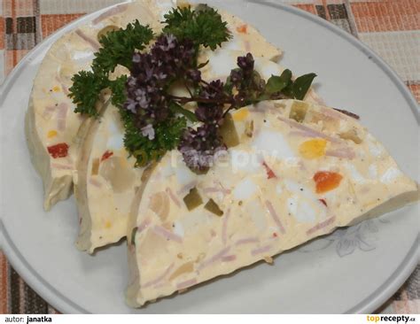 Vajíčková tlačenka na servírovacej tácke