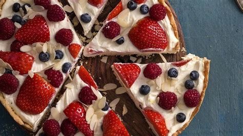 Letný broskyňový tart s čerstvým ovocím