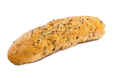 Celozrnná bageta na drevenom stole