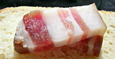 Slanina na drevenom podnose