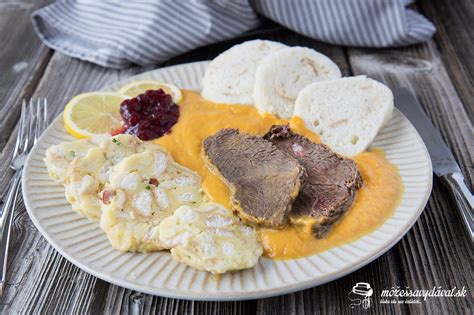 Servírovaná sviečková na smotane s plátkami mäsa a knedľou