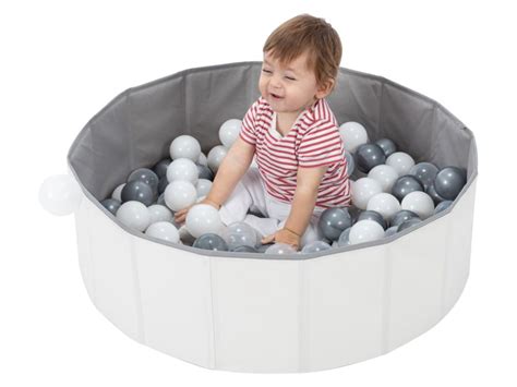 Ilustračná fotka detí hrajúcich sa v bazéne s loptičkami