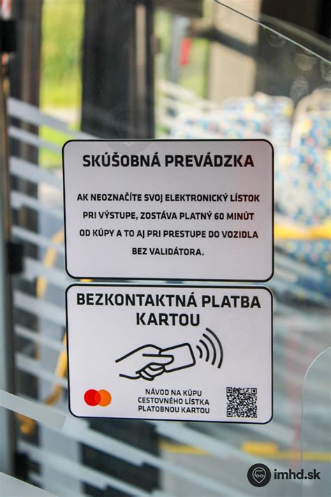 Osoba platí účet v reštaurácii platobnou kartou