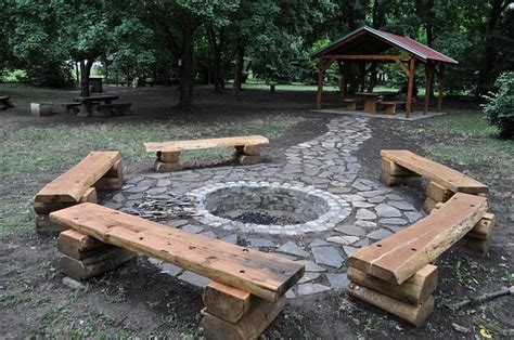 Ohnisko s lavičkami a altánkom v Kamennom mlyne v Trnave