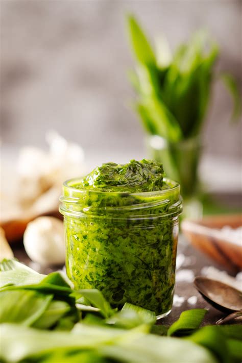 Čerstvé pesto z medvedieho cesnaku v pohári