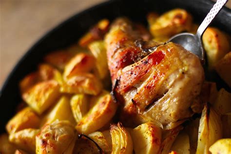 Kuracie stehná a krídla pripravené na fritovanie