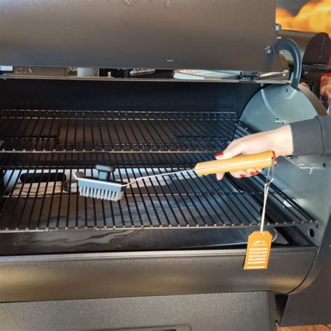 Čistenie nepriľnavého povrchu grilu