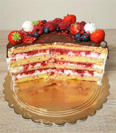 Ovocná torta s makrónkami