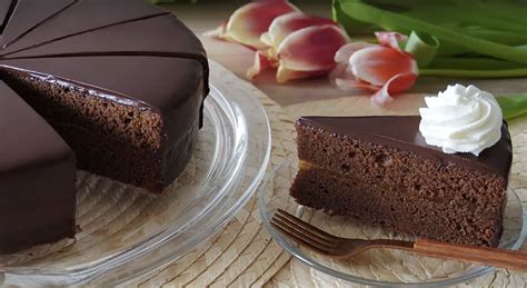 Sacherova torta s čokoládovou polevou