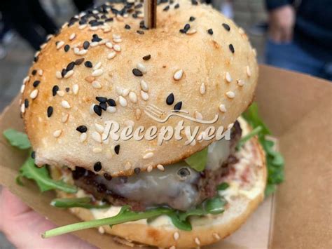 Hotový grilovaný hamburger