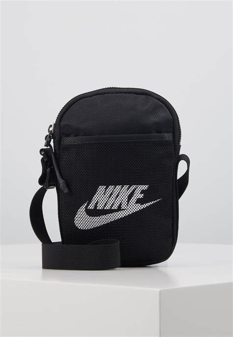 Rôzne modely tašiek Nike cez plece