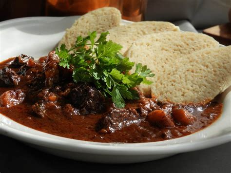Hovädzie Bourguignon v keramickom hrnci