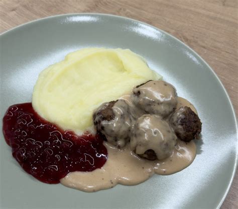 Švédske mäsové guľky s brusnicovou omáčkou a zemiakovou kašou