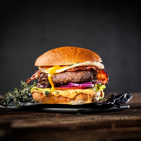 Hotový Black Angus burger s hranolkami