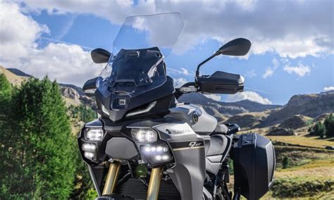 Motocykel s namontovanými brašnami