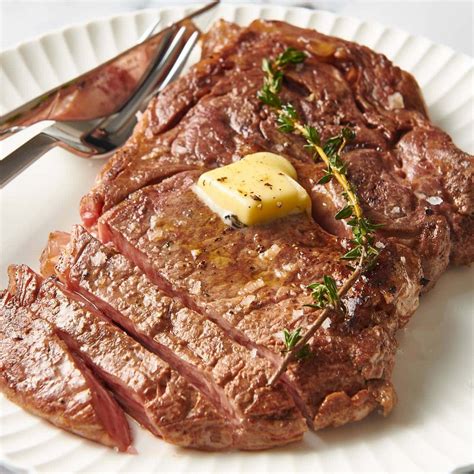Dokonale ugrilovaný Ribeye steak na liatinovej doske