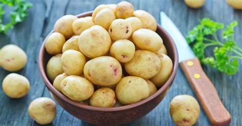 Štruktúra zemiaka s vyznačenými živinami pod šupkou