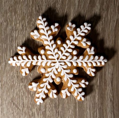 Detailné zdobenie svadobného perníčka