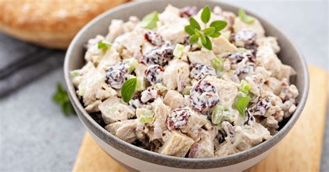 Kurací šalát s hroznom pripravený na servírovanie