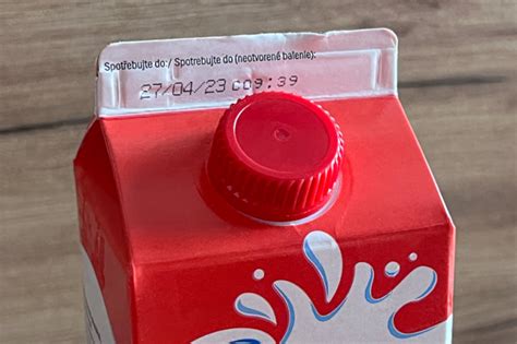 Detailný pohľad na dátum spotreby na obale mliečneho výrobku v chladničke