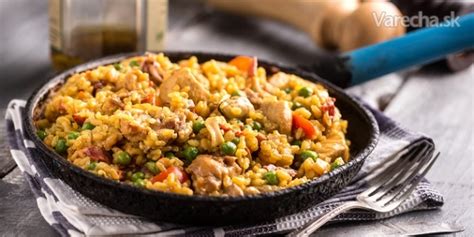 Tradičná paella valenciana s kuracím mäsom, králikom a zeleninou