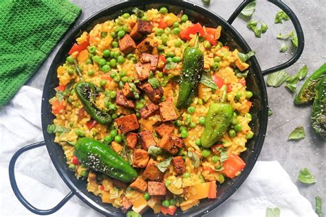 Hotová vegetariánska paella s pečeným tofu a čerstvými bylinkami