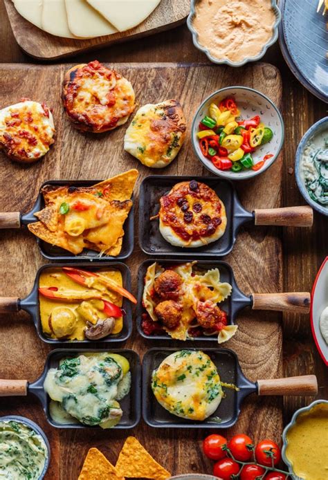 Servírovanie syra Raclette s prílohami