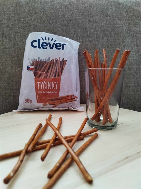 Rôzne typy slaných tyčiniek (praclíky, tyčinky so sezamom, hrubé tyčinky)