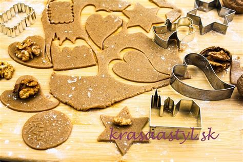 Vykrajovanie medovníkov s deťmi