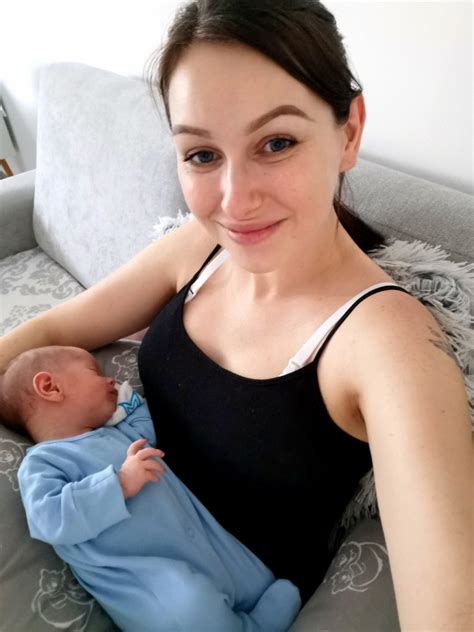 Žena s dieťaťom počas dojčenia, s viditeľným únikom mlieka z druhého prsníka