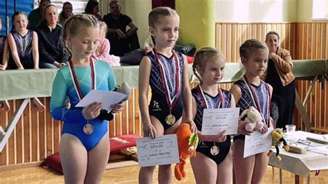 Gymnastky a maskoti pri odhaľovaní Bardejovského vajca