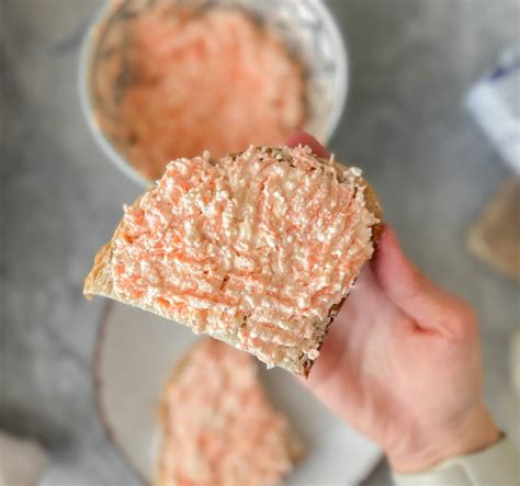 Servírovaná mrkvová nátierka s čerstvým pečivom