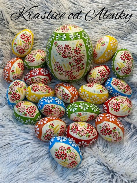 Kraslice s rôznymi symbolmi.