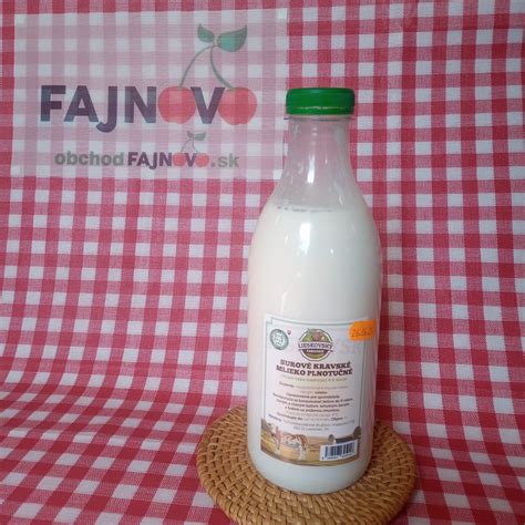 Surové mlieko vo fľaši na farme