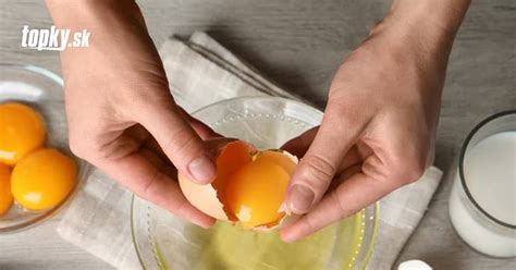Vajíčka v rôznych štádiách prípravy: surové, pošírované, v recepte
