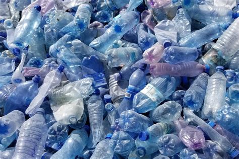 Zásoby recyklovaných plastových fliaš