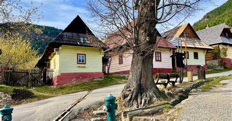 Obrázok znázorňujúci tradičnú slovenskú dedinu s gazdinkou pri varení