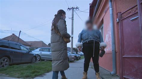 Osoba s premočenými vlasmi a oblečením