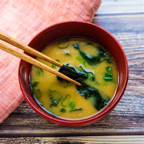 Miso polievka s tofu a wakame riasami