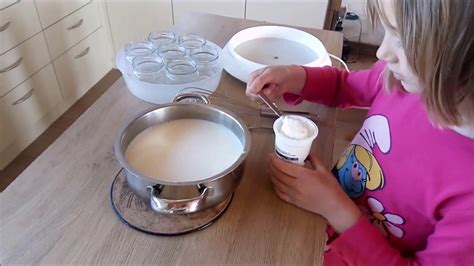 Výroba jogurtu zahŕňa fermentáciu mlieka pomocou bakteriálnych kultúr