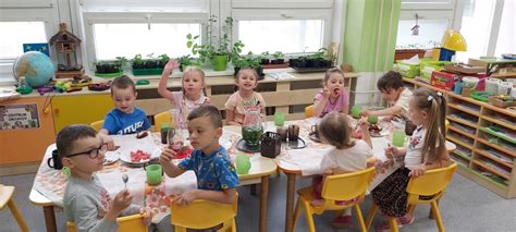 Deti v materskej škole s mliečnymi výrobkami