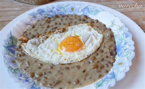 šošovicový prívarok s vajíčkom a zemiakmi