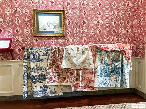 Koláž populárnych francúzskych vzorov (Toile de Jouy, Fleur-de-lis, Paisley, Bodky)