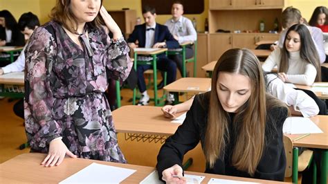 Študent pred maturitnou komisiou