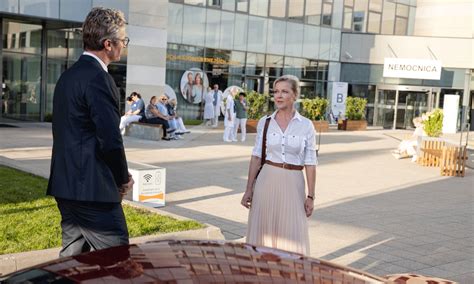 Osoba s francúzskymi barlami v modernom prostredí