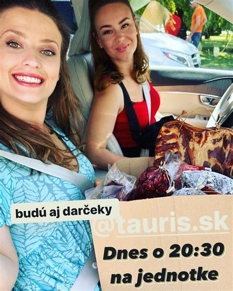 Žena háčkujúca malú hračku s povzbudzujúcim úsmevom