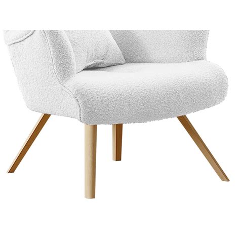 Biele kreslo s otomanom v elegantnom interiéri