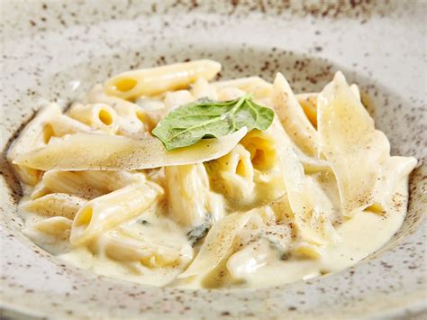 syrová omáčka s gorgonzolou a parmezánom