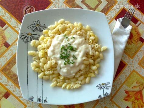 servírované cestoviny so syrovou omáčkou