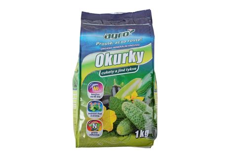 Záhradník aplikuje domáce hnojivo na uhorky